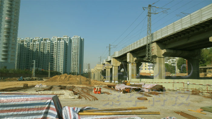 新建高鐵線施工和既有鐵路線現場